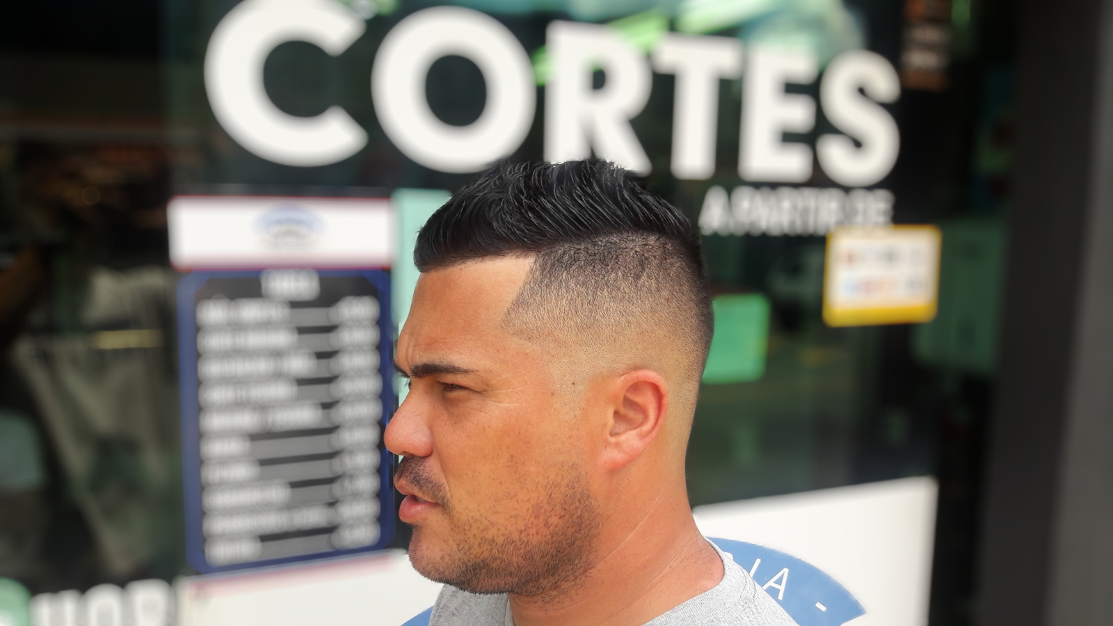 Cliente com degradê perfeito na frente da Barbearia Gustavo Almeida